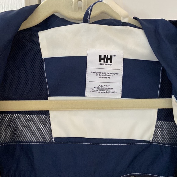 Helly Hansen women’s Lyness striped rain coat. Navy and white striped. - Picture 8 of 8